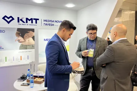 حضور گروه خسرو مدیسا طب در سی و چهارمین کنگره بین المللی متخصصین داخلی ایران — ۷
