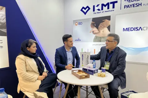حضور گروه خسرو مدیسا طب در سی و چهارمین کنگره بین المللی متخصصین داخلی ایران — ۶