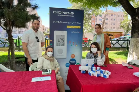 استقرار اتوبوس سلامت و بزرگترین میز خدمت در بلوار کشاورز به مناسبت هفته سلامت – 1402 — ۸